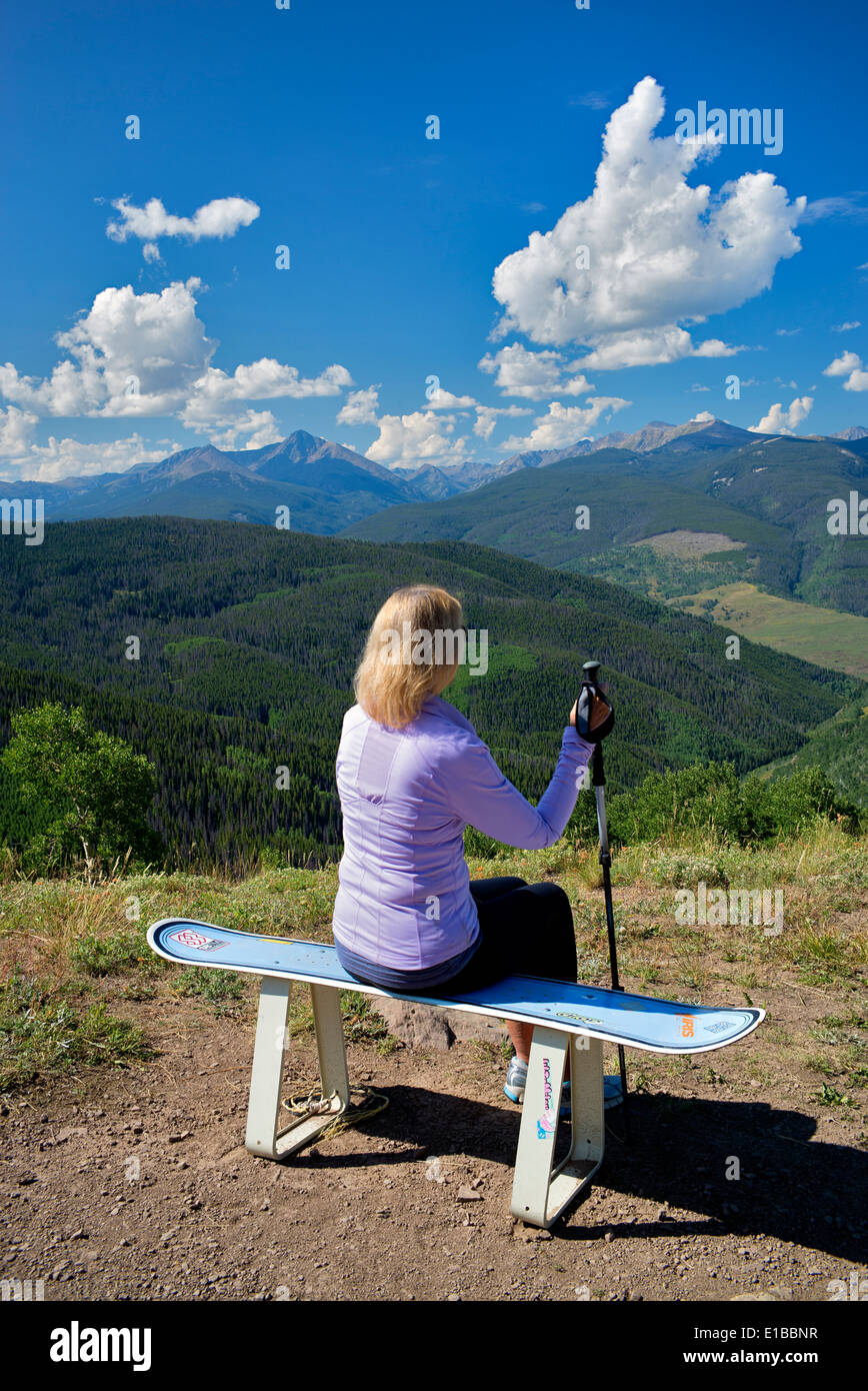 La gamme Sawatch avec lady randonneur. Près de Vail, Colorado Banque D'Images