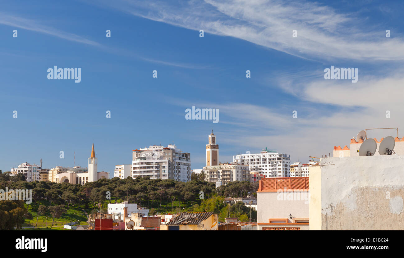 Maisons individuelles et des mosquées. Paysage urbain de Tanger, Maroc Banque D'Images