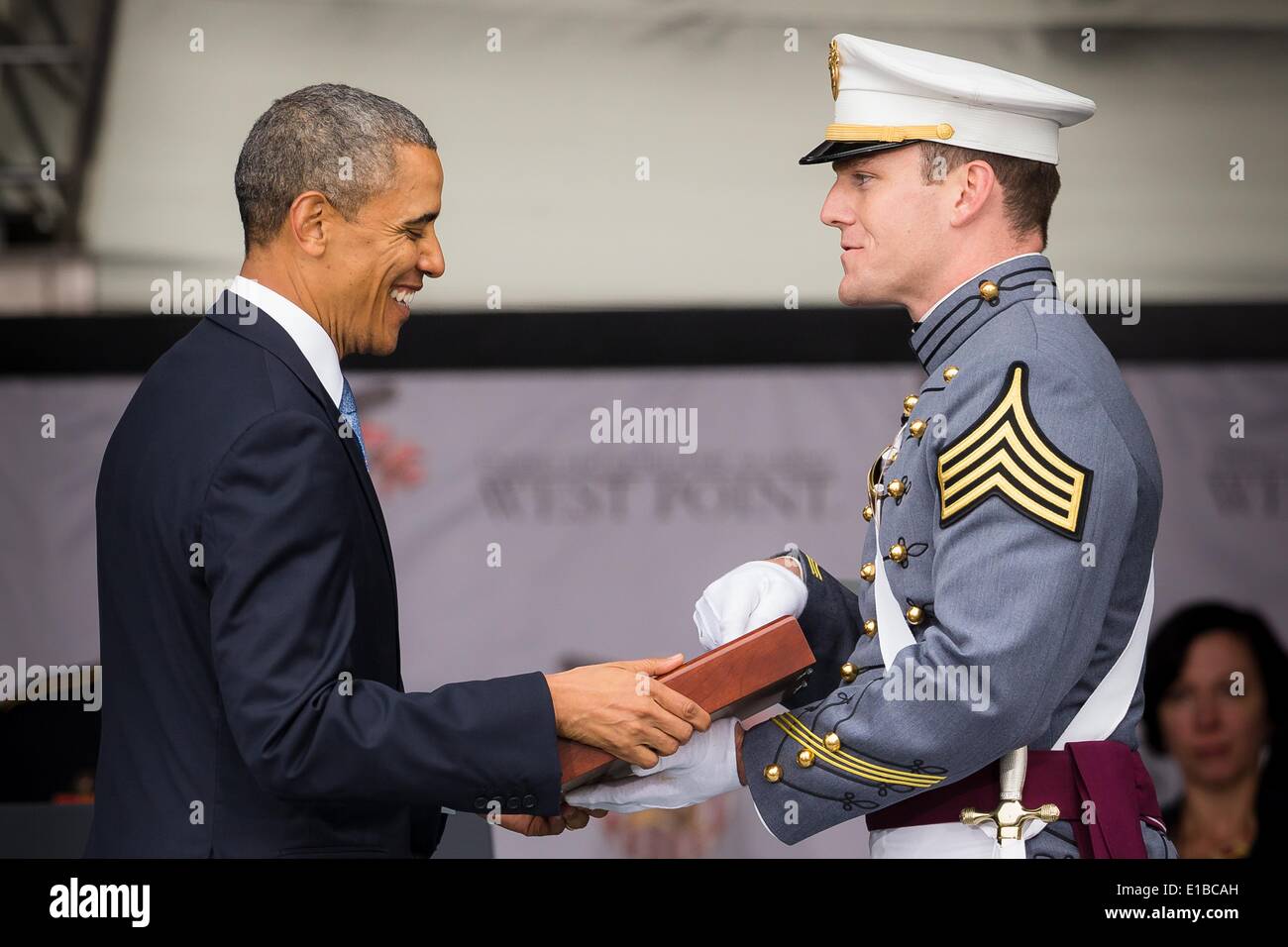 Le président américain Barack Obama con diplômés un élève officier pendant les cérémonies de remise des diplômes à l'Académie militaire des États-Unis, le 28 mai 2014 à West Point, New York. Banque D'Images