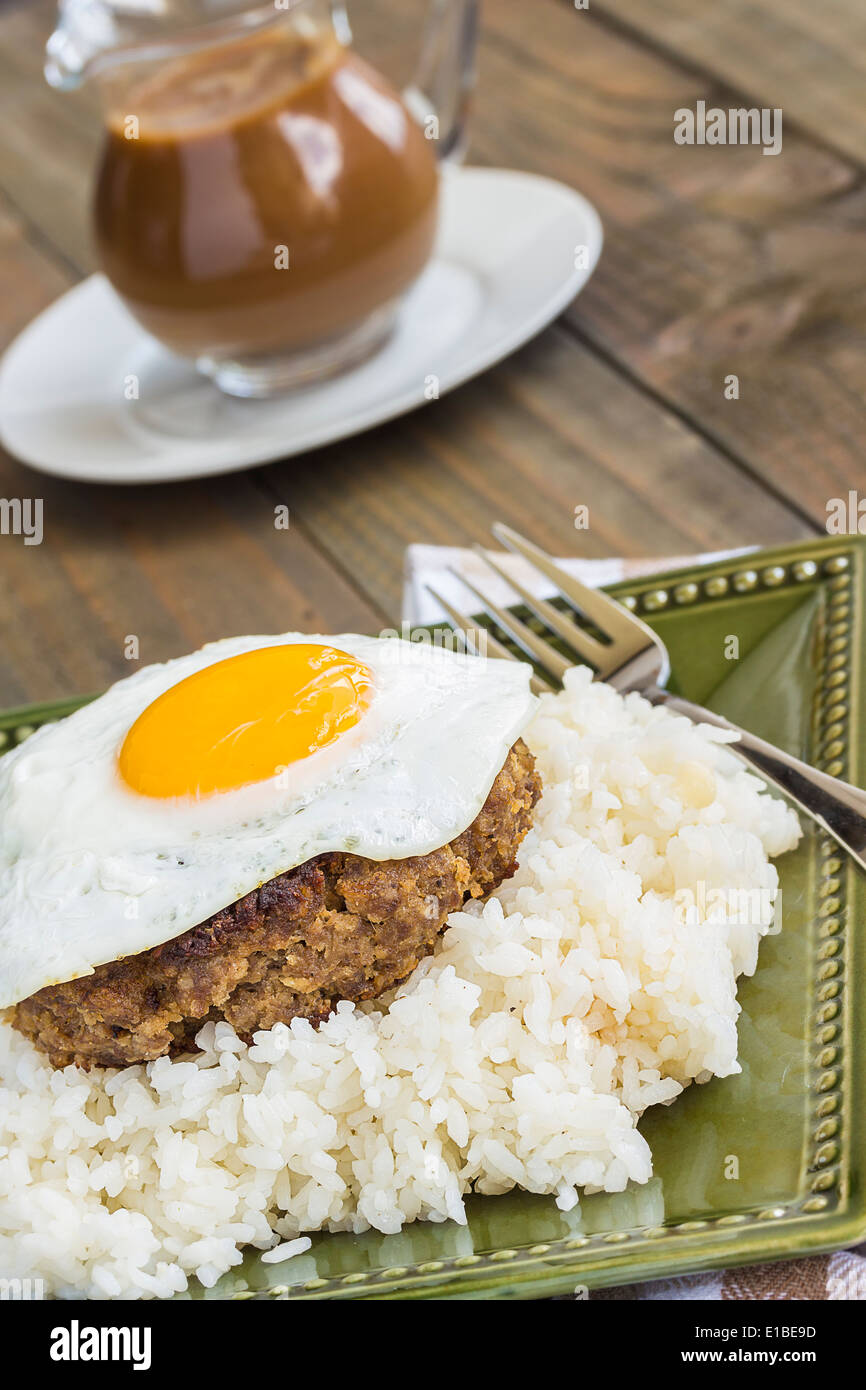 Loco Moco, Hawaïen traditionnel plat de boeuf haché au goût teriyaki patty et un œuf frit sur un lit de riz, étouffé en sauce Banque D'Images