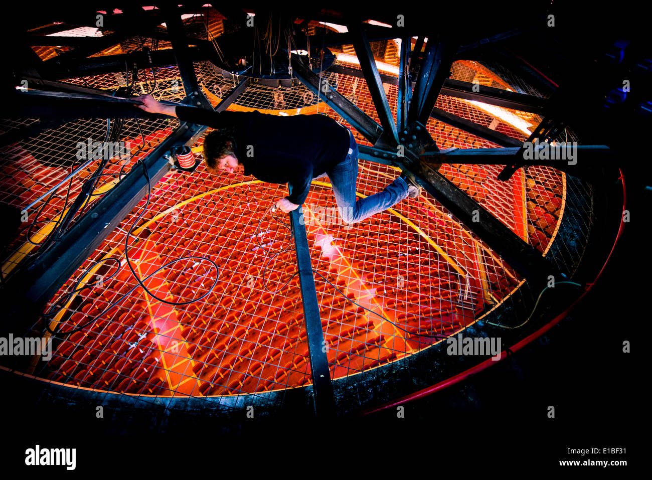 Un technicien travaillant sur le filet de sécurité dans l'espace du toit du Dome Theatre à Brighton, East Sussex, UK. Banque D'Images