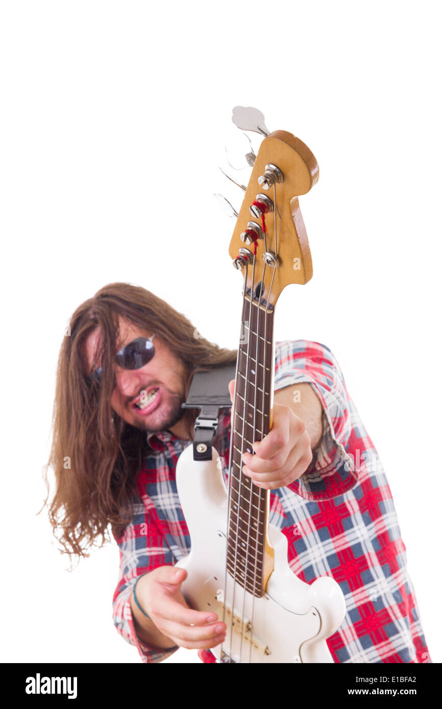 Musicien avec expression visage masculin jouant guitare basse électrique, isolé sur fond blanc Banque D'Images