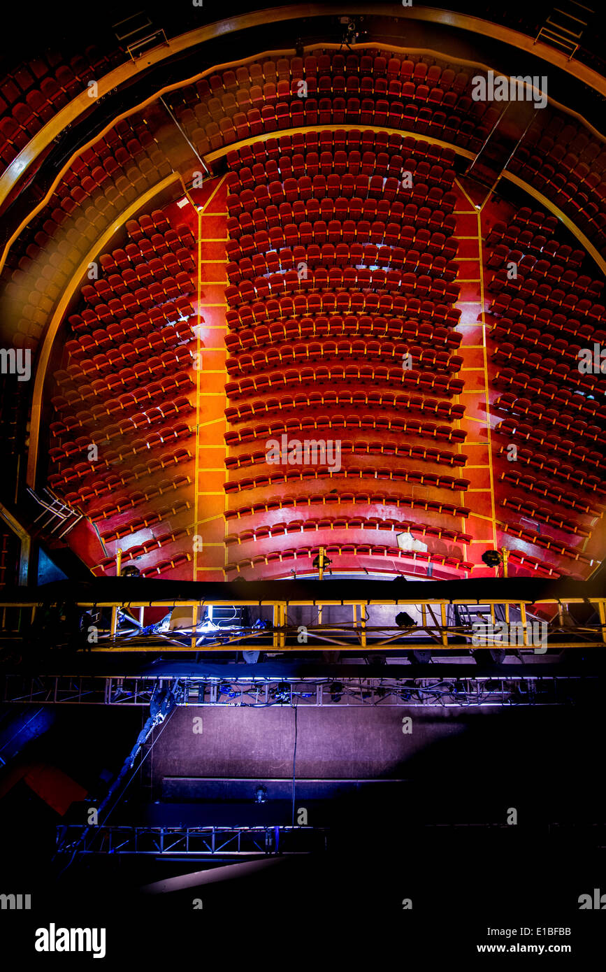 Vue depuis l'extrémité supérieure de l'auditorium du Dome Theatre à Brighton, East Sussex, UK Banque D'Images