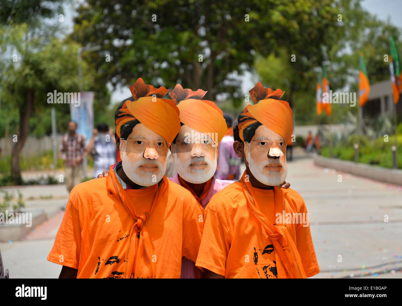 Célébrer la victoire des partisans du BJP BJP office à Gandhinagar Banque D'Images