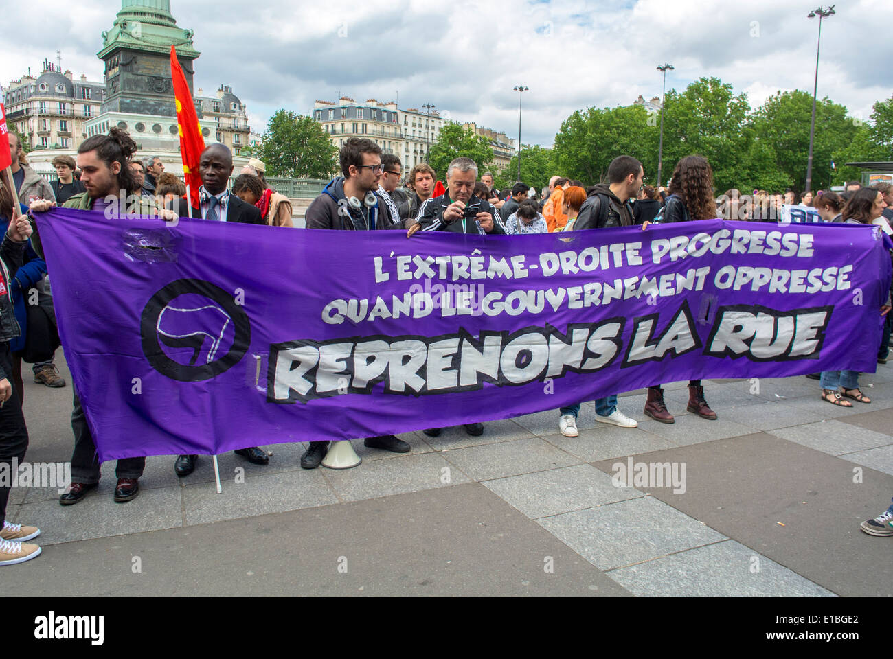 Paris, France, foule, extrême gauche, manifestation anti-extrême droite par des étudiants français, des jeunes tenant une manifestation bannière marchant dans la rue Banque D'Images