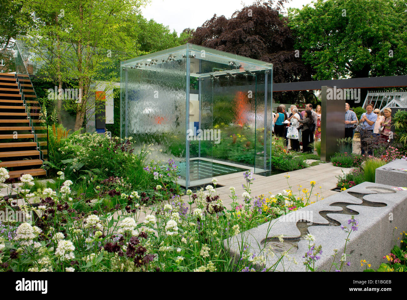 L'eau qui coule sur un cube de verre dans les yeux de notre esprit jardin dans la catégorie Frais au Chelsea Flower Show 2014, Londres, Royaume-Uni Banque D'Images