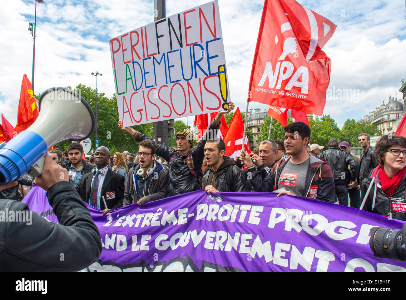 Paris, France, démonstration anti-extrême droite par des étudiants adolescents français, des jeunes manifestants, des gens en colère grande foule, scène, mégaphone de démonstration Banque D'Images