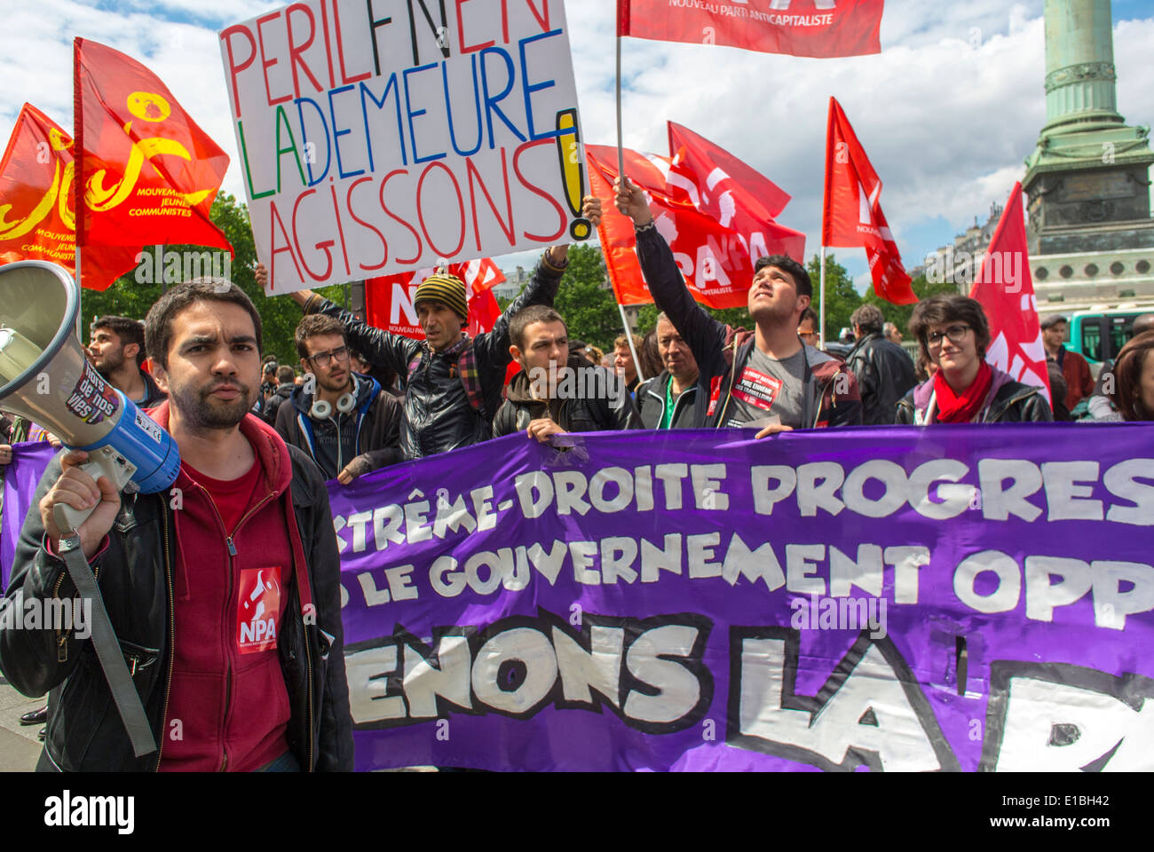 Paris, France, manifestations contre la manifestation de l'extrême droite par des étudiants français, portant des panneaux et des bannières de protestation, une foule, politique Banque D'Images