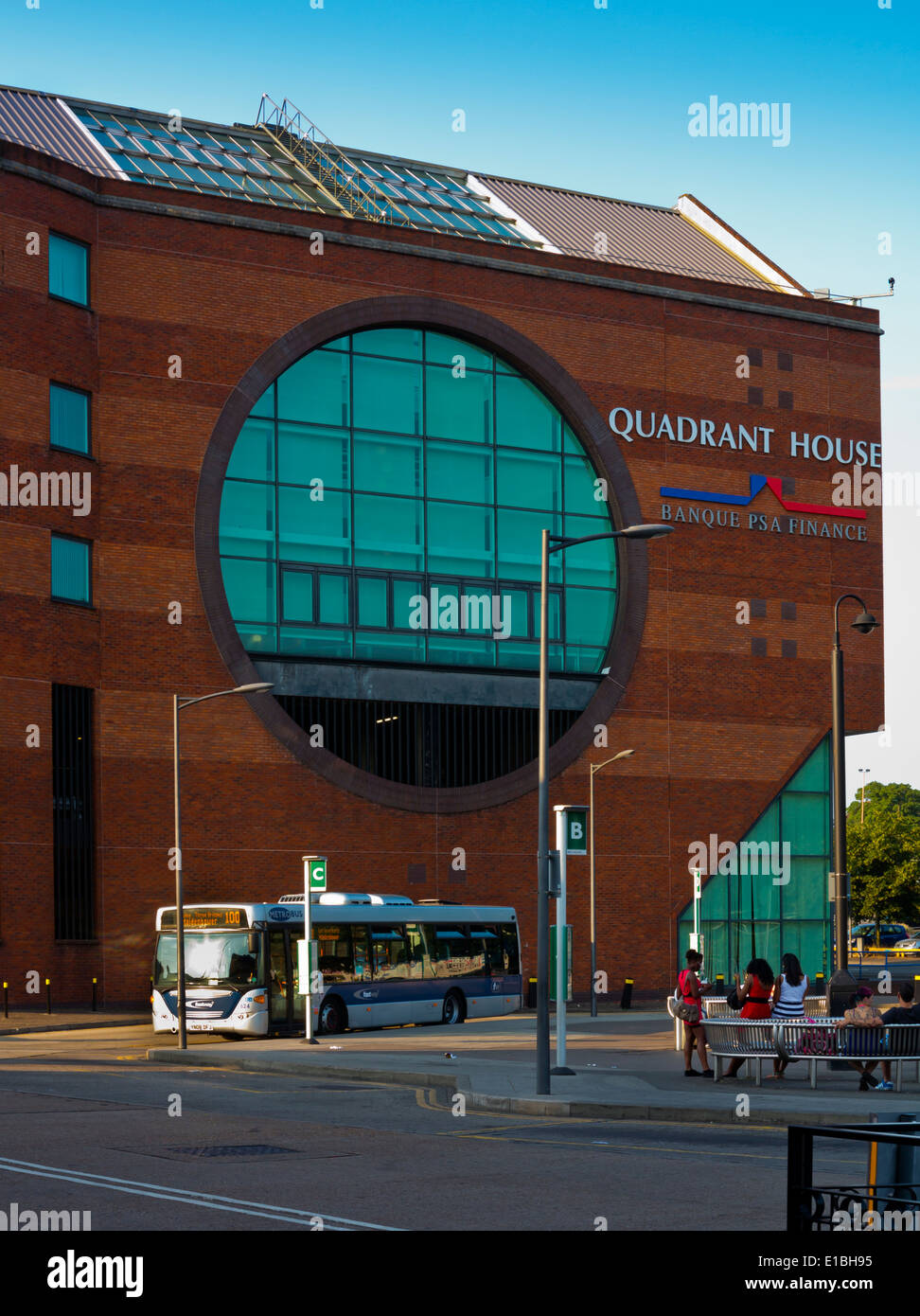 Quadrant House une brique rouge bloc de bureau moderne dans le centre de Chertsey Surrey England UK avec arrêt de bus en face Banque D'Images