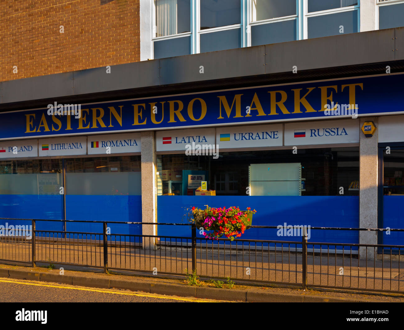 Marché de l'Euro l'est un supermarché vendant des produits de l'Europe de l'Est et de la Russie dans le centre-ville de Redhill Surrey England UK Banque D'Images