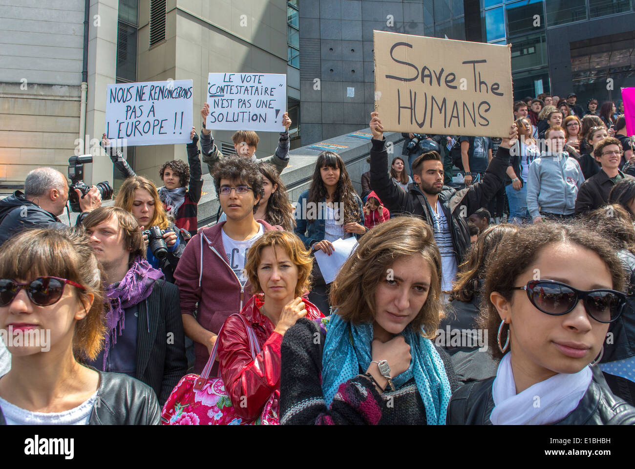 Paris, France, jeune femme dans une foule anti 'Front national' manifestation par un étudiant adolescent français, tenant des panneaux de protestation, rue, MANIFESTATION DE JEUNES, Banque D'Images