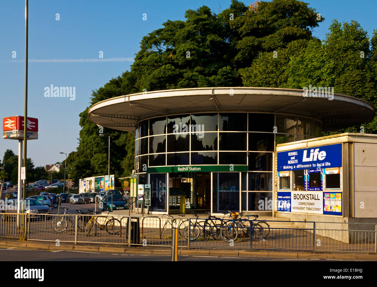 Le bâtiment de la gare circulaire dans Redhill Surrey England UK une ville de banlieue au sud de Londres Banque D'Images