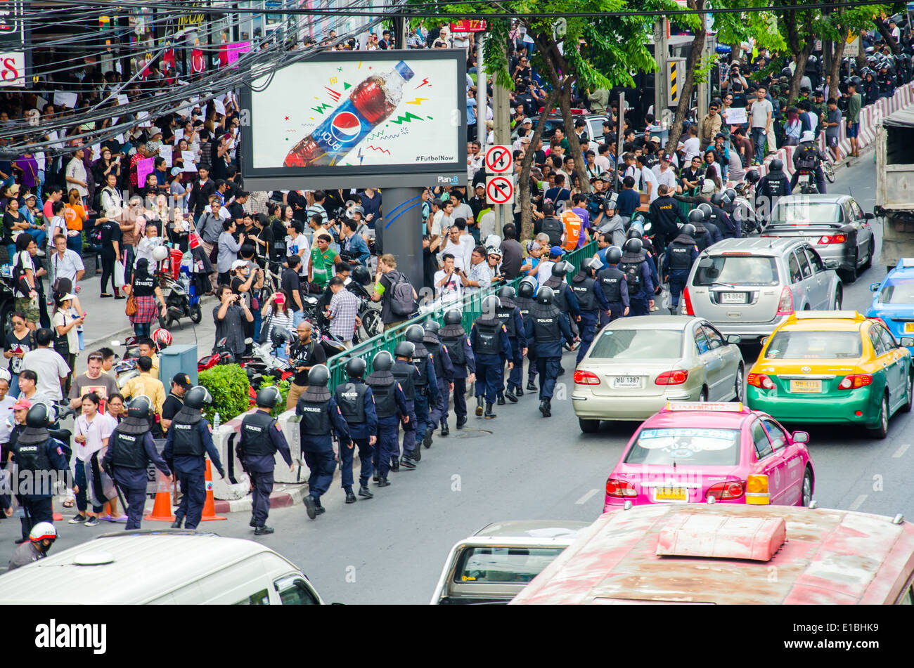 La police antiémeutes montent la garde à Bangkok lors d'un violent coup d'anti-militaires Banque D'Images