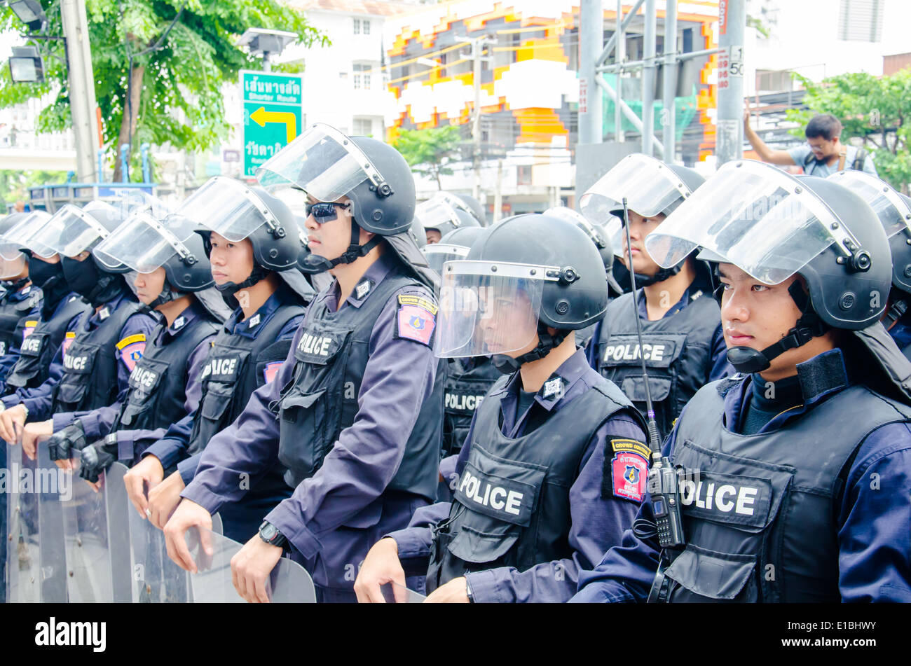 La police antiémeutes montent la garde lors d'un violent coup d'anti-militaires. Banque D'Images