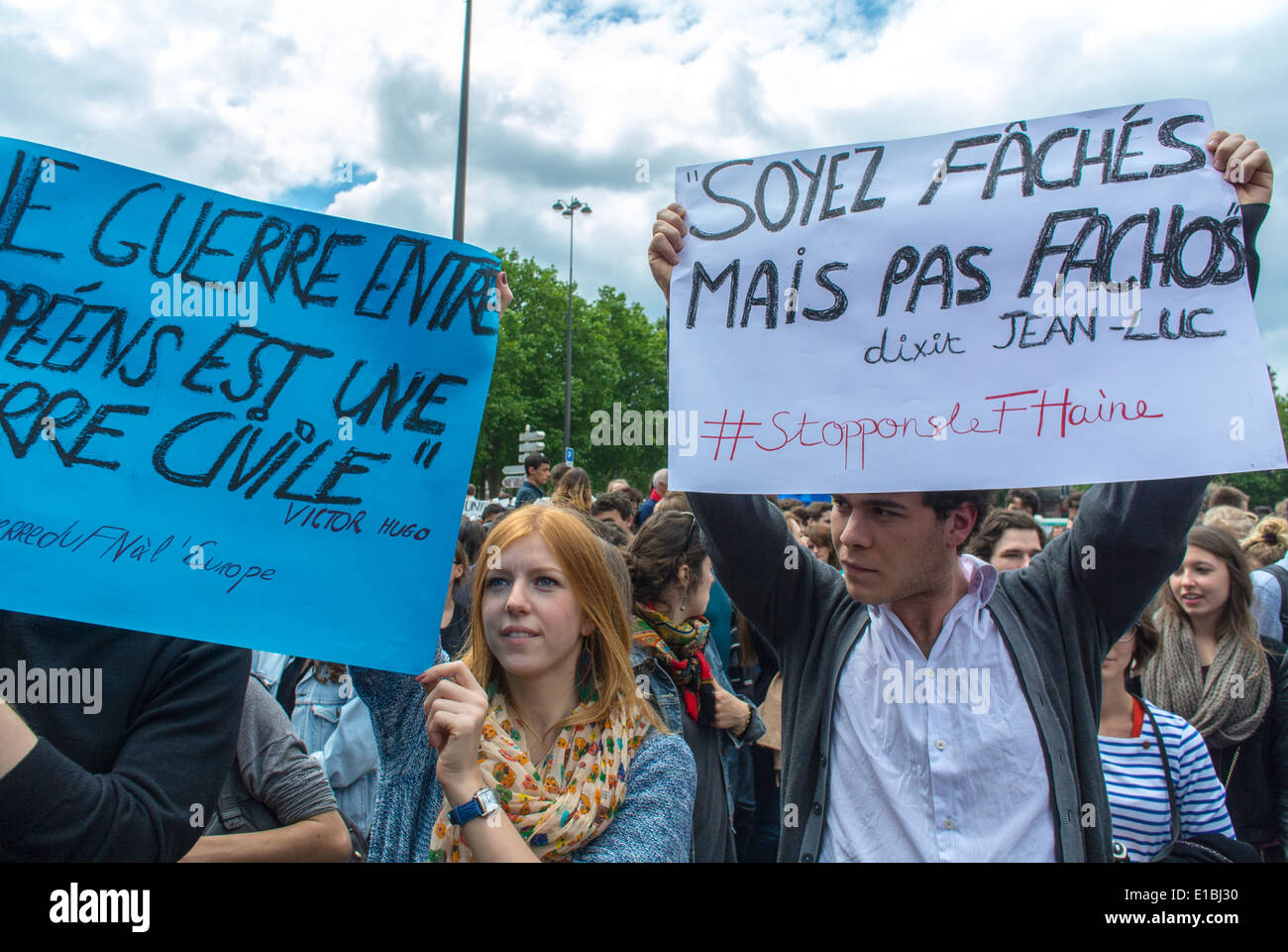 Paris, France, manifestations contre l'extrême droite manifestation du groupe des adolescents protestent contre les étudiants, tenant une affiche de protestation française, jeune adolescente française Banque D'Images