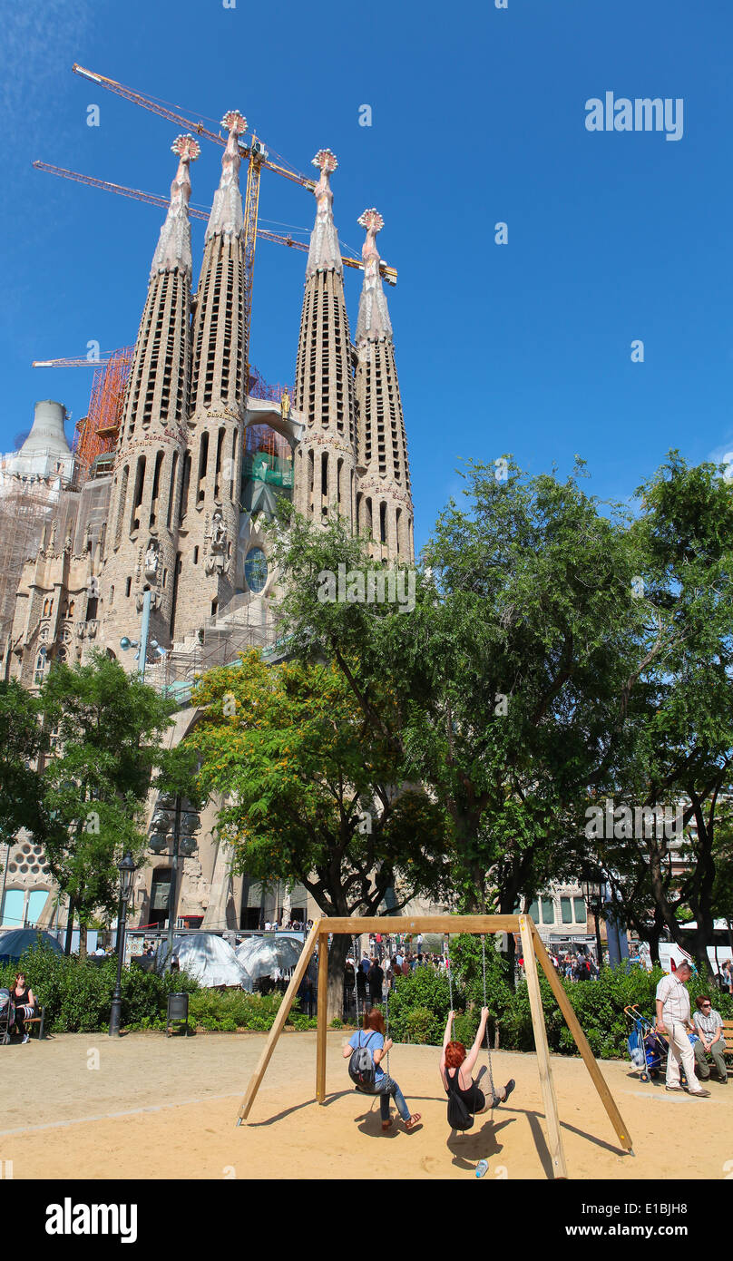 Barcelone, Espagne - juin 4, 2011 : des personnes non identifiées, en face de la Sagrada Familia à Barcelone, Catalogne, Espagne. Banque D'Images