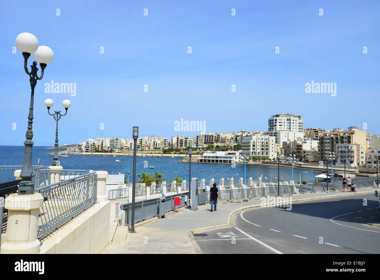 Vue de la promenade littorale, Saint Paul's Bay (San Pawl il-baħar), District Nord, République de Malte Banque D'Images