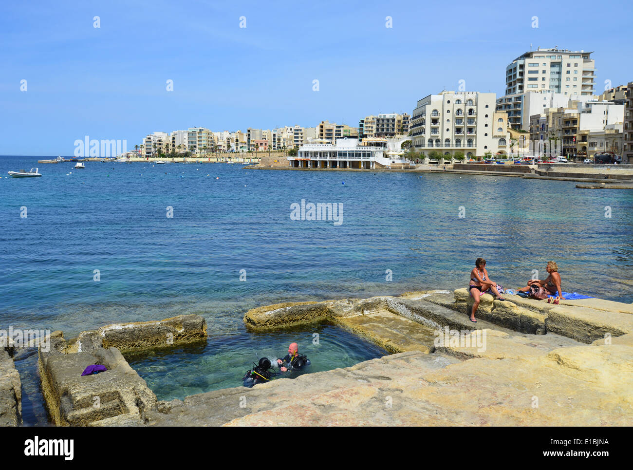 Estran vue montrant l'echelle piscines, Saint Paul's Bay (San Pawl il-baħar), District Nord, République de Malte Banque D'Images