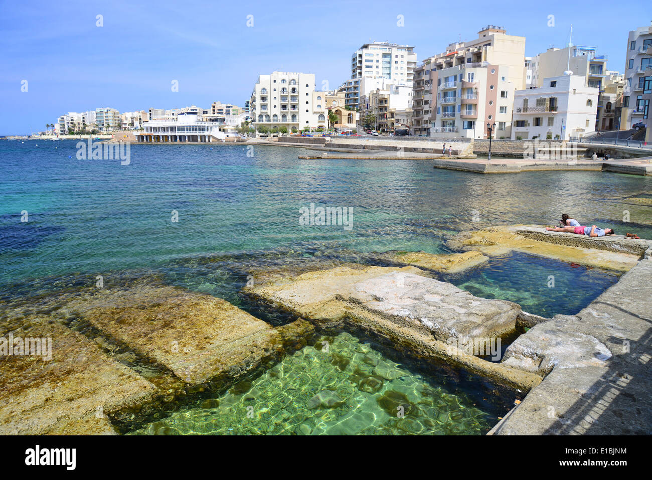 Estran vue montrant l'echelle piscines, Saint Paul's Bay (San Pawl il-baħar), District Nord, République de Malte Banque D'Images