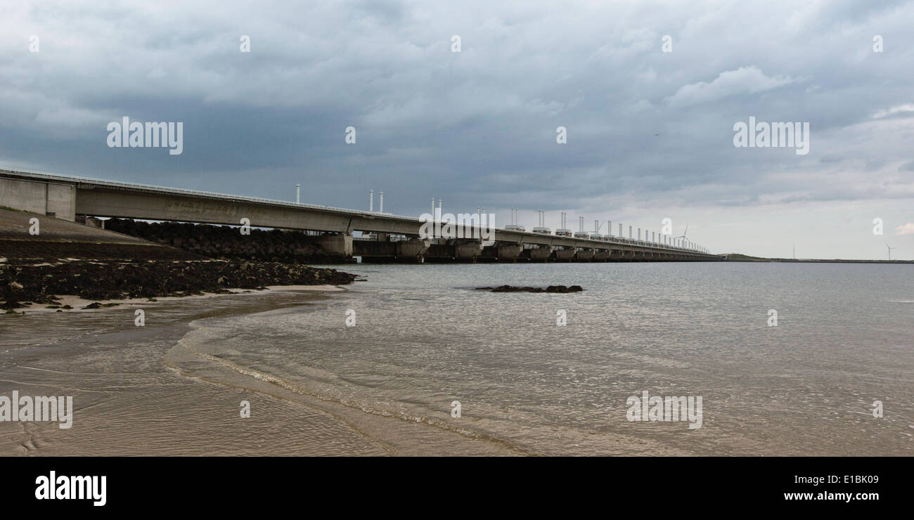 20 mai 2014 - 11 -, les Pays-Bas - Le plan Delta sont les meilleurs et les plus grands obstacles de tempête dans le monde. Il y a une raison pourquoi les barrages sont surnommé 'la huitième merveille du monde". Ils ont été conçus après les inondations de 1953 et offrir une protection à la terre entourant le delta de l'escaut-Rhin-meuse. Avec le plan Delta, les chances d'une autre inondation ont été réduite à une fois tous les 4000 ans.Les travaux consistent en des barrages, vannes, écluses, digues, levées, et des ondes de tempête les obstacles. L'objectif de la construction des barrages, vannes, et des ondes de tempête était de réduire les obstacles le littoral néerlandais, réduisant ainsi la nu Banque D'Images