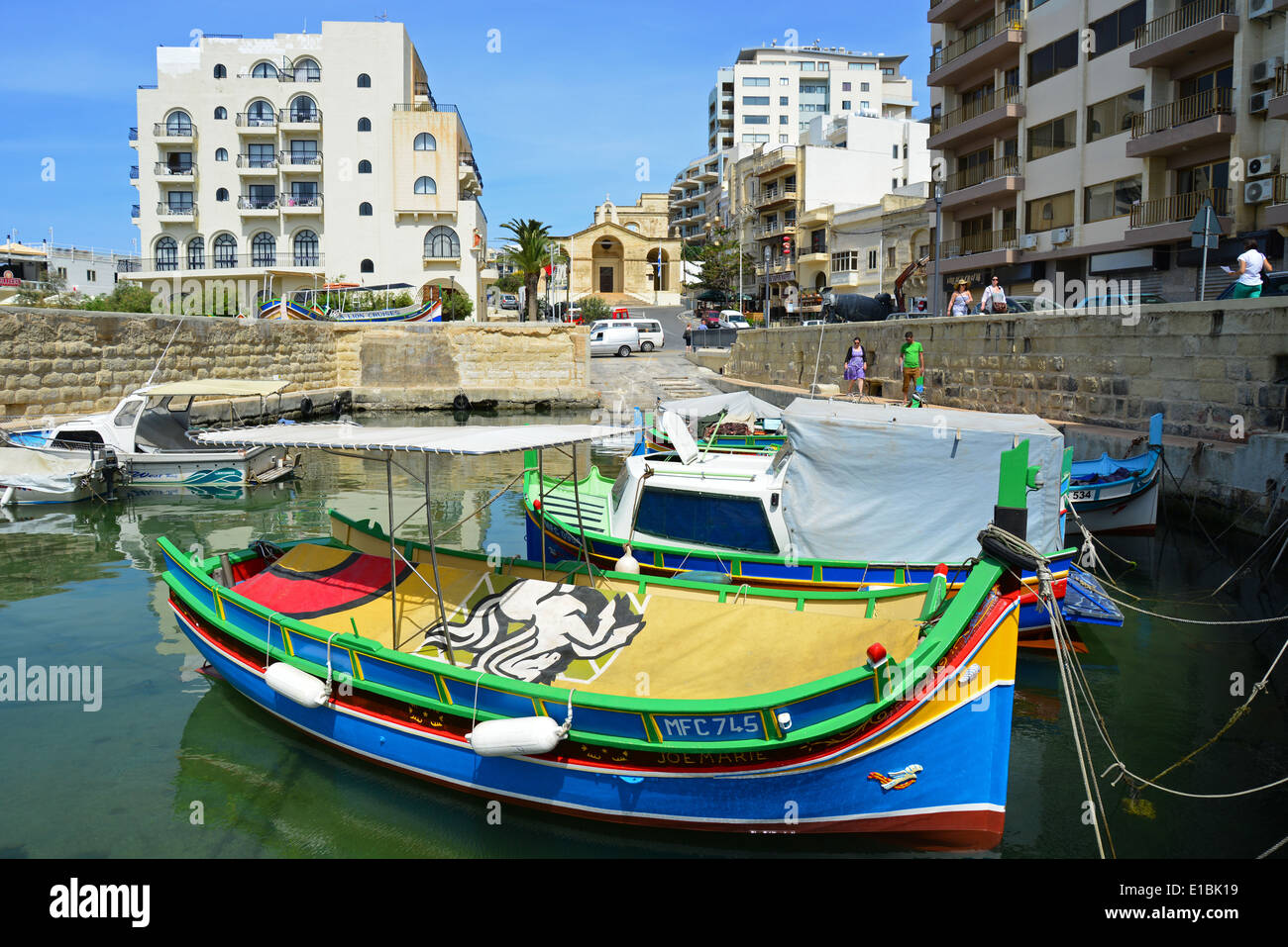Luzzu bateaux dans le port, Saint Paul's Bay (San Pawl il-baħar), District Nord, République de Malte Banque D'Images
