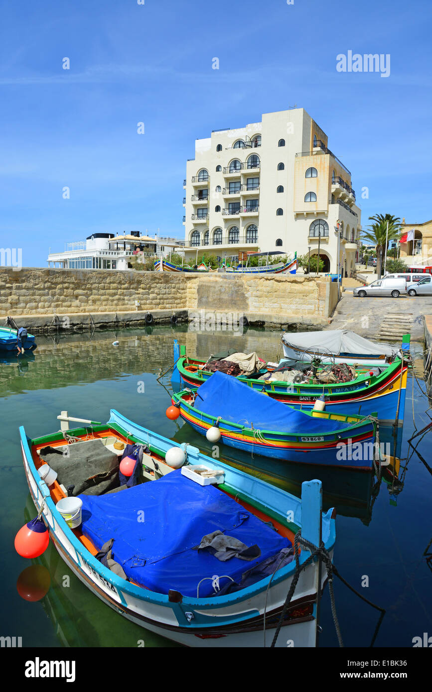 Luzzu bateaux dans le port, Saint Paul's Bay (San Pawl il-baħar), District Nord, République de Malte Banque D'Images