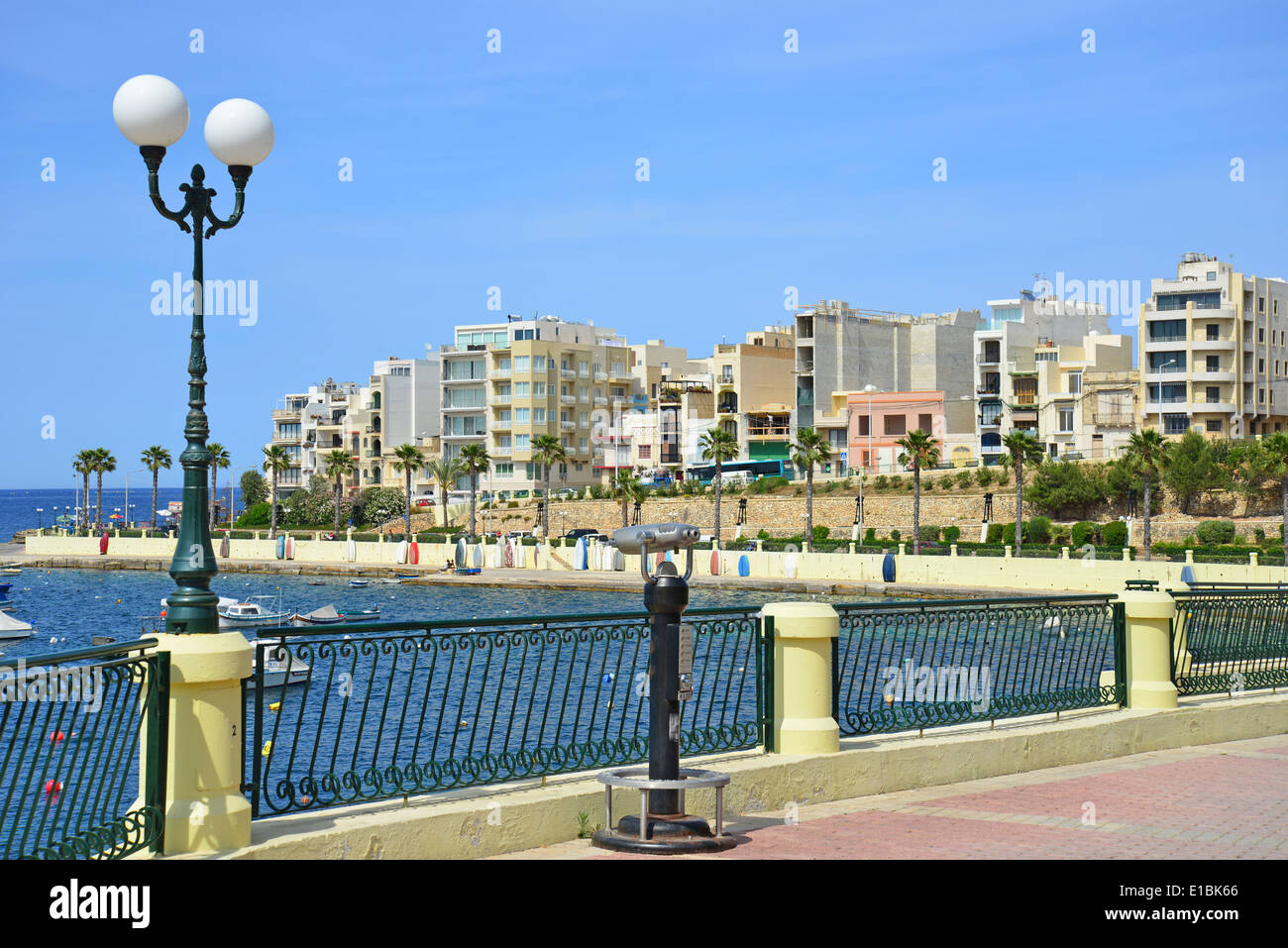 Promenade du front de mer, Saint Paul's Bay (San Pawl il-baħar), District Nord, République de Malte Banque D'Images