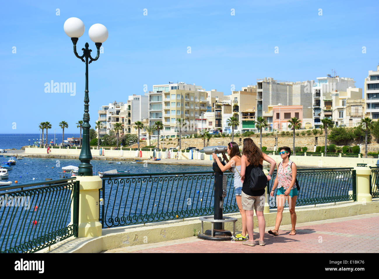 Promenade du front de mer, Saint Paul's Bay (San Pawl il-baħar), District Nord, République de Malte Banque D'Images