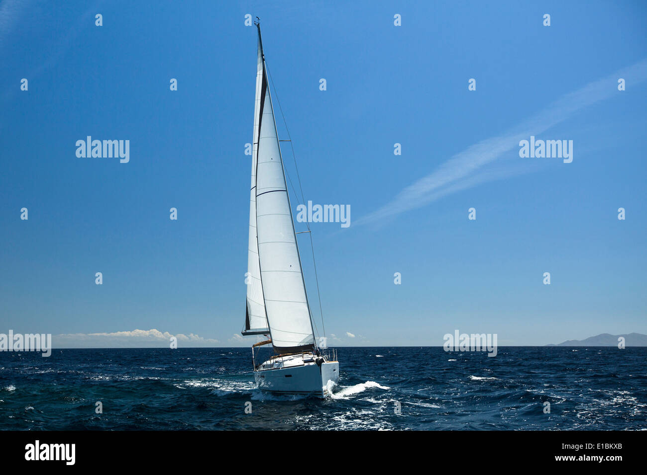 Bateau à voile yachts avec voiles blanches dans la mer ouverte. Yachts de luxe. Banque D'Images