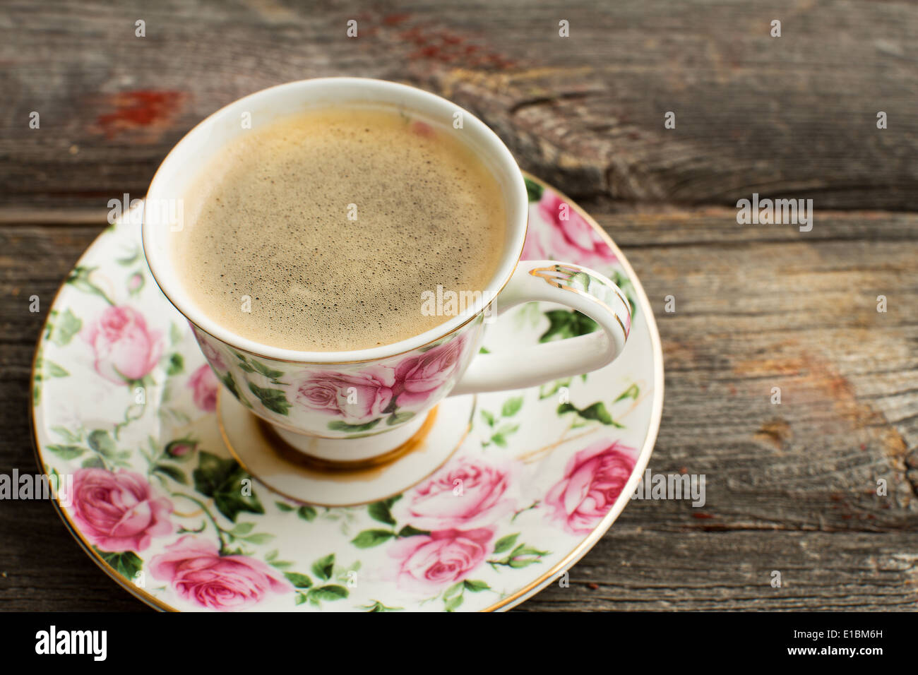 Tasse de café turc fraîchement infusé dans une jolie tasse et soucoupe chine floral pour une pause-café, vue rapprochée sur une gr Banque D'Images