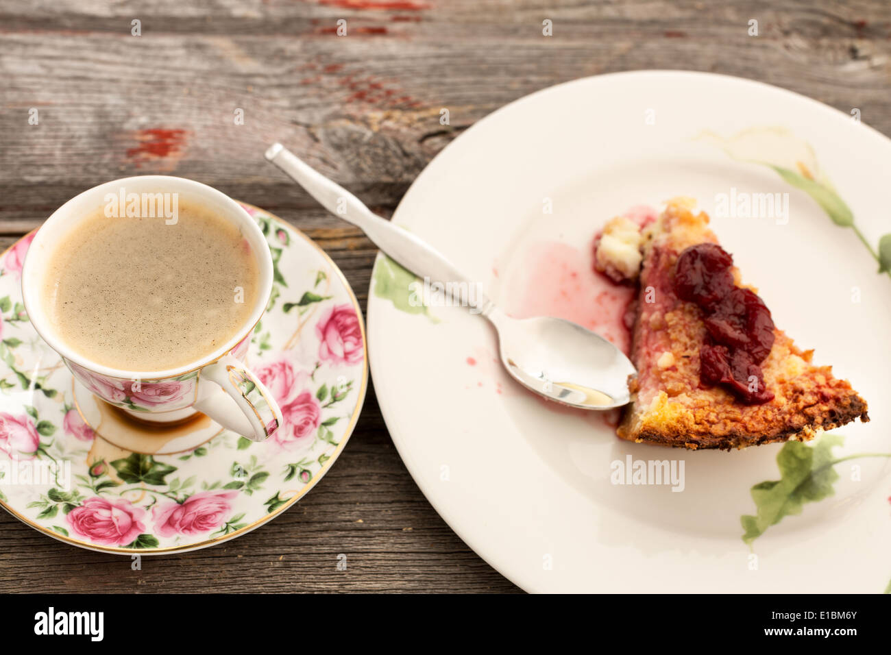 Cheesecake surmontée d'un la compote servi avec une tasse de café turc sur une vieille table en bois rustique pour un séjour relaxant co Banque D'Images