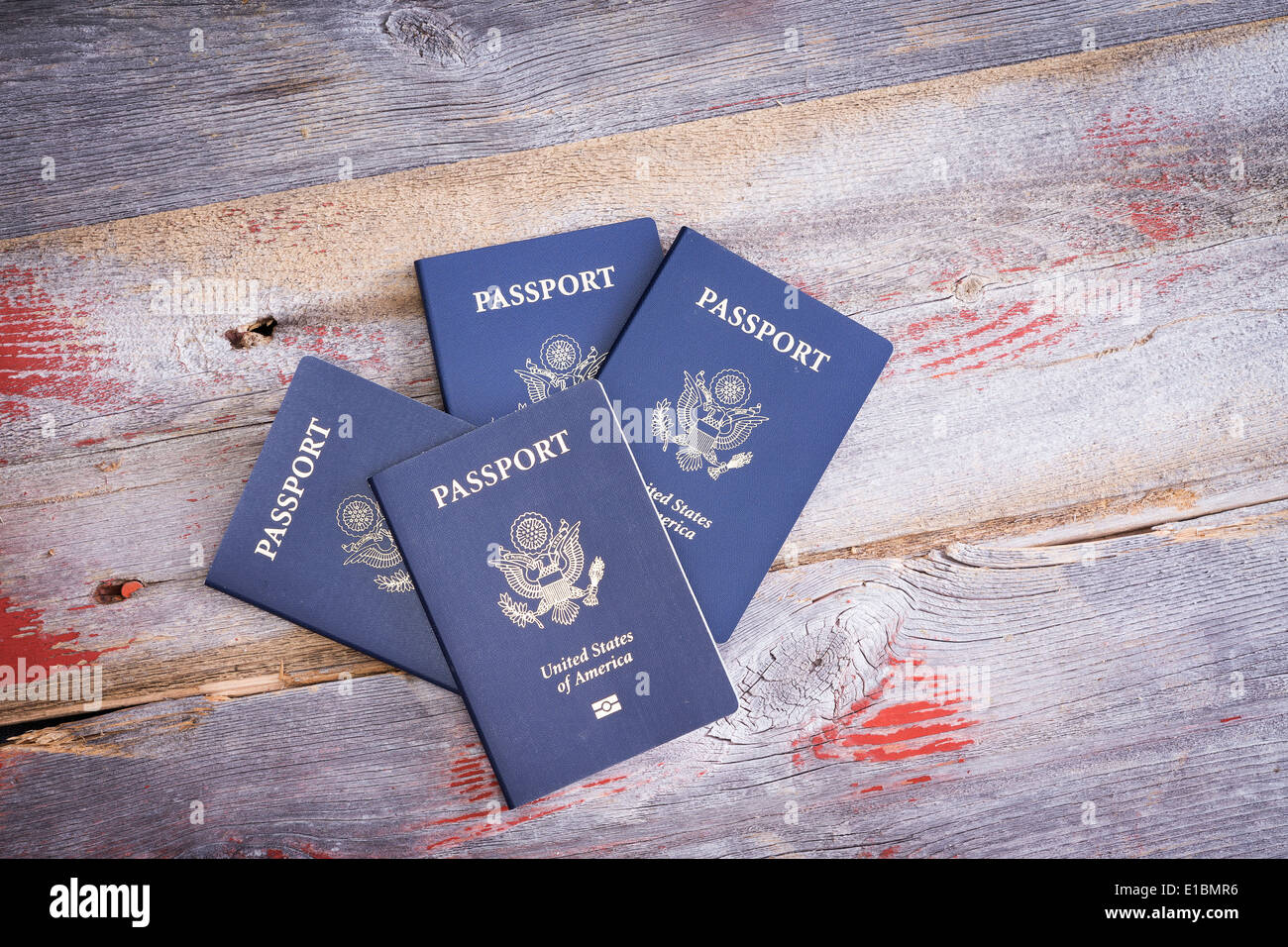 Vue de dessus de quatre passeports des États-Unis sur une table en bois rustique de conceptuel en famille ou en groupe, voyage avec copyspace Banque D'Images