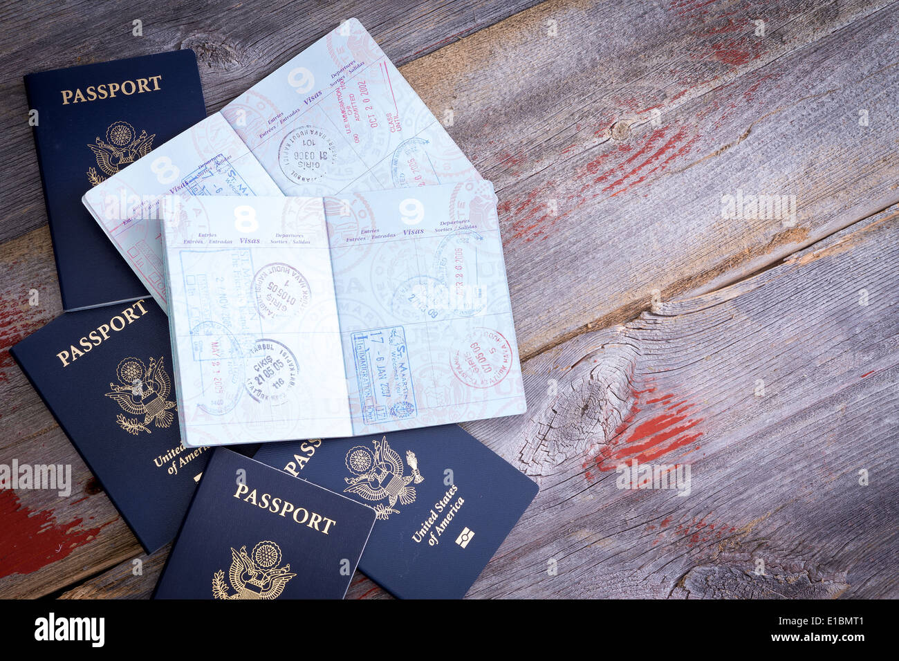 Un passeport américain est posé sur une table en bois rustique pour révéler la main des timbres d'agents des douanes sur le contrôle des frontières du appliquée Banque D'Images