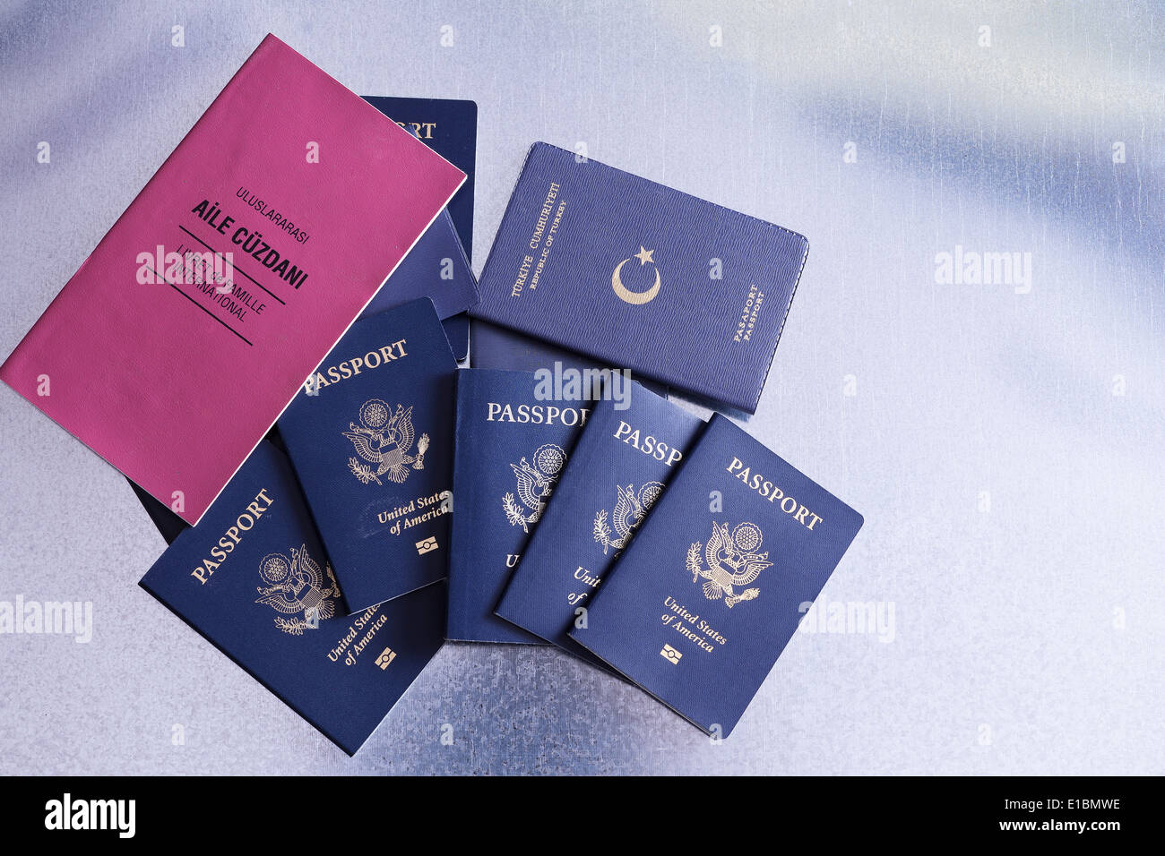 Les passeports d'un voyage organisé pour aller en vacances avec un passeport turc et américain ainsi qu'une brochure allongé sur une table Banque D'Images