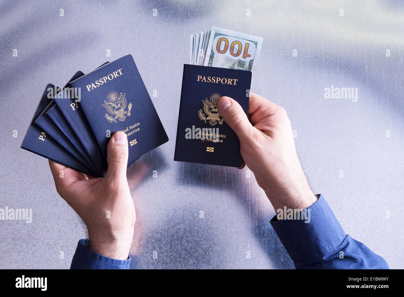 Fonctionnaire des douanes à accepter un pot-de-vin qu'il est titulaire d'un lot de cinq United States passeport dans sa main pour un voyage en famille ou groupe Banque D'Images