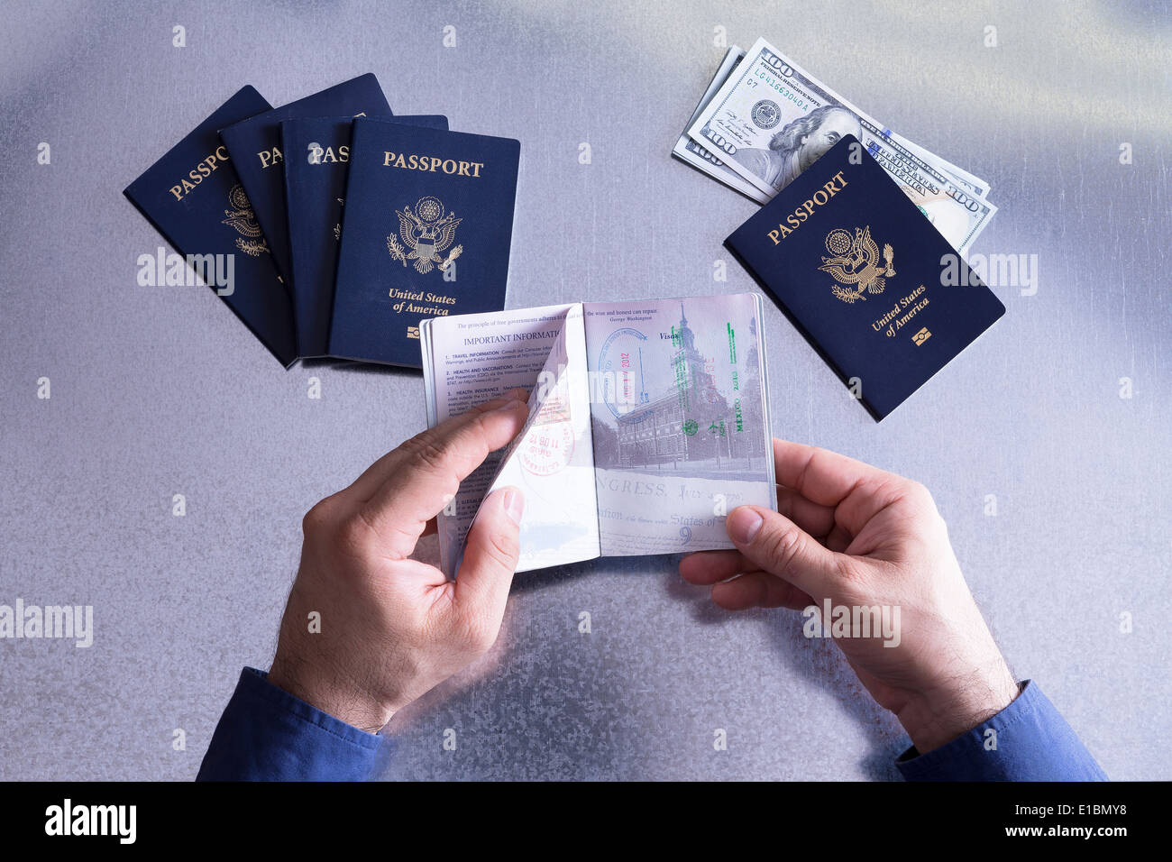 Le contrôle officiel de la frontière douanière ou d'un passeport à la pagination par visa ou de timbres d'entrée et de départ, vue de dessus Banque D'Images