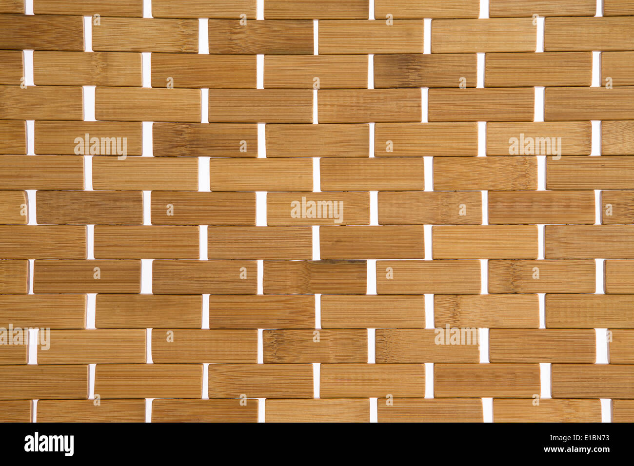 Tapis de bambou tressé avec texture de fond tissu blanc détail montrant les fibres naturelles du bambou, full frame Banque D'Images