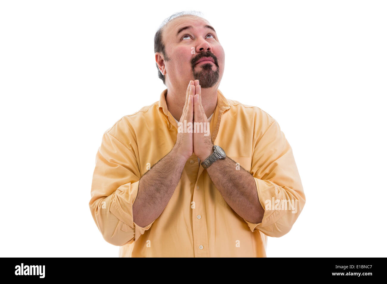 Homme d'âge moyen de prier pour l'inspiration et une solution à ses problèmes, ses mains jointes dans la prière et à la recherche au Ciel, partie Banque D'Images
