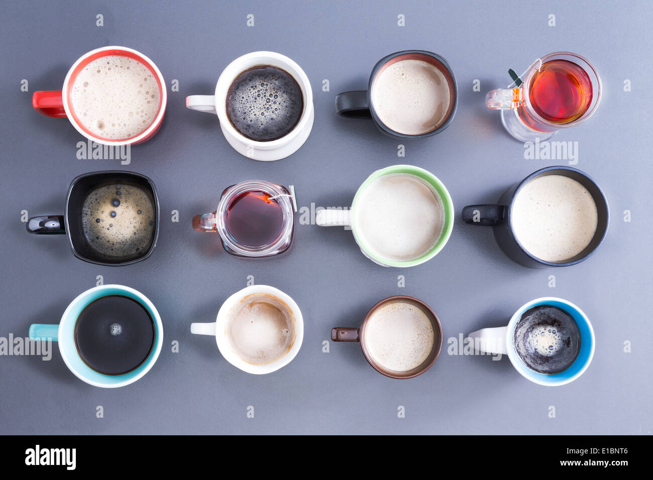 Conceptual image représentant le temps pour votre dose quotidienne de caféine avec une vue de dessus d'un arrangement soigné de douze diffèrent Banque D'Images