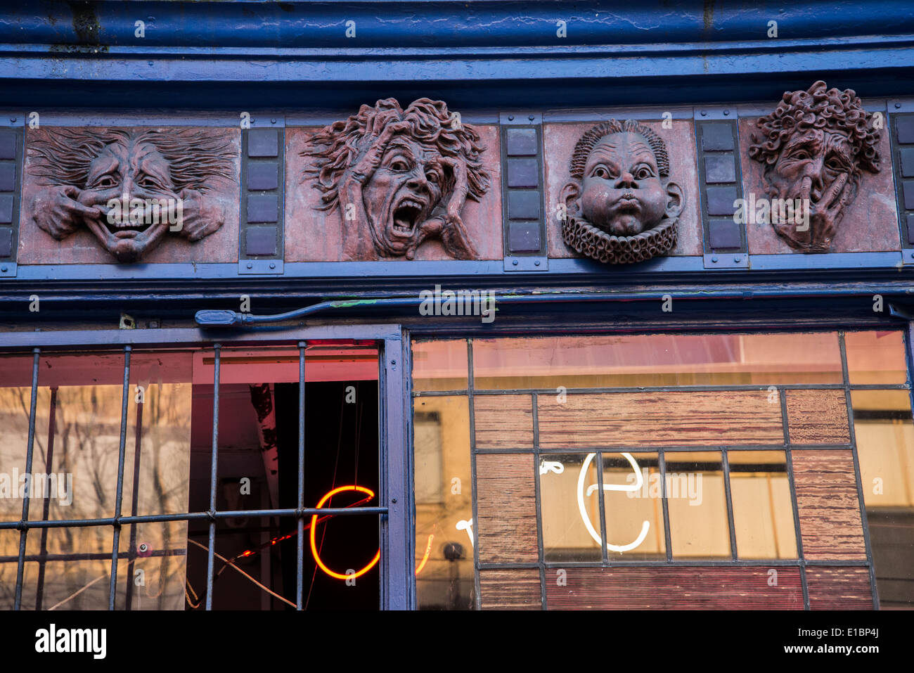 Carreaux en céramique avec soulagement comique visages et expressions, atelier d'artiste ci-dessus, l'entrée Main Street, Vancouver, BC, Canada Banque D'Images