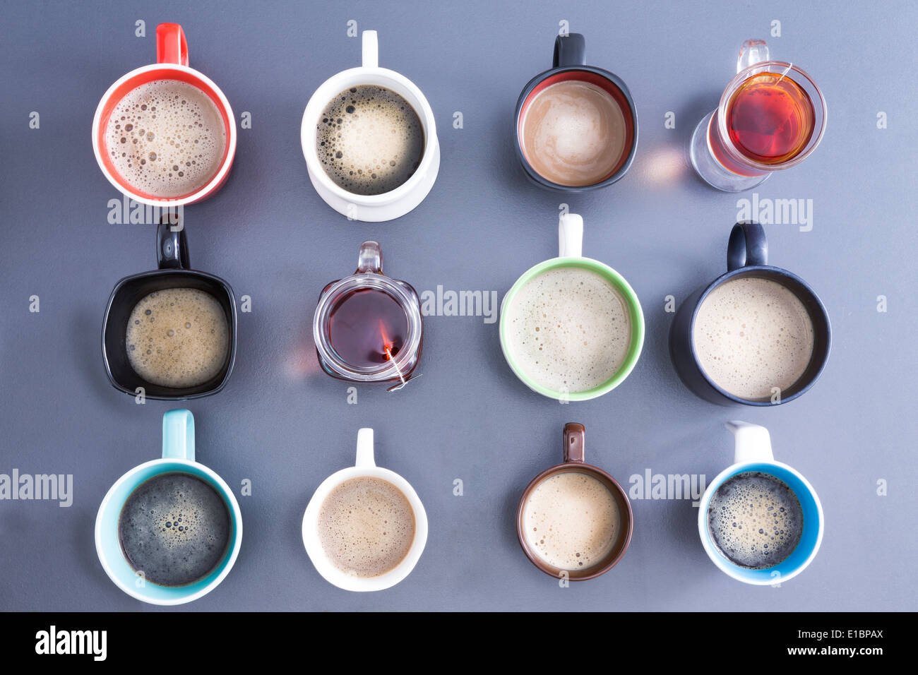 Le temps d'une pause-café ou thé avec une gamme de verres et tasses différentes contenant du café fraîchement moulu et d'un plateau/f Banque D'Images