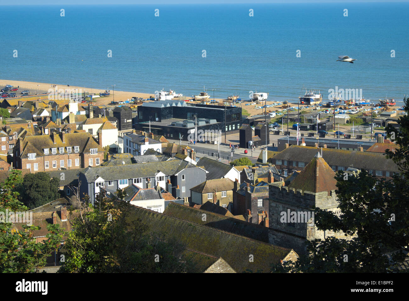 Vue sur la vieille ville de Hastings jusqu'à la galerie d'art contemporain Hastings en carrelage noir sur la plage, East Sussex, Royaume-Uni Banque D'Images