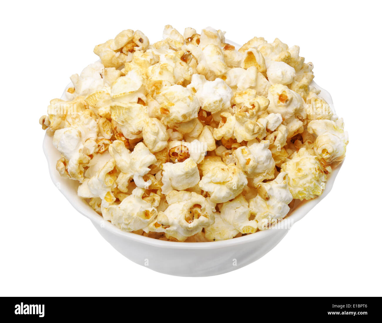 Popcorn dans une tasse blanche sur fond blanc, isolé Banque D'Images