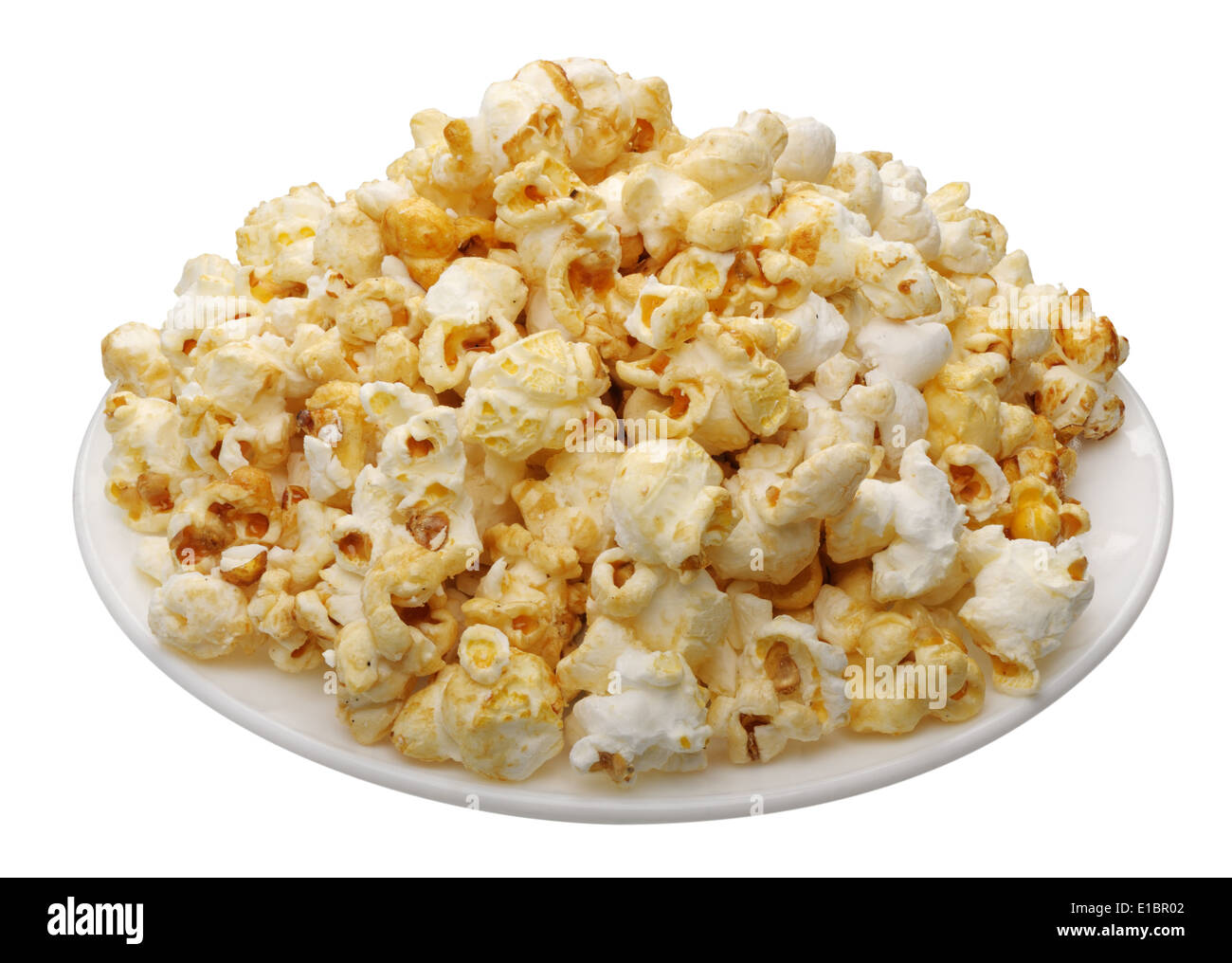 Popcorn dans une tasse blanche sur fond blanc, isolé Banque D'Images