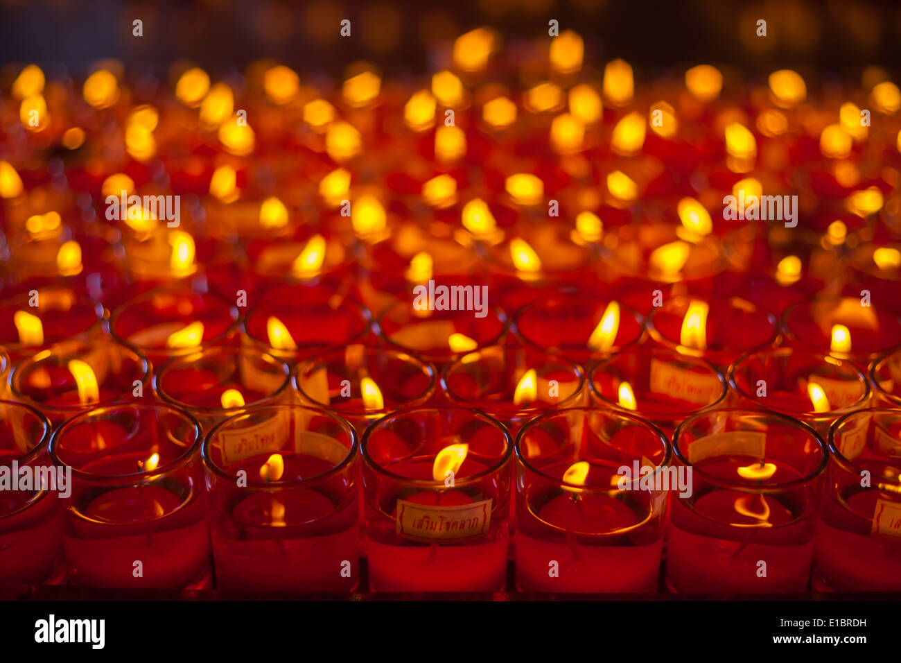 Bougies dans l'église de chandeliers transparent rouge Banque D'Images