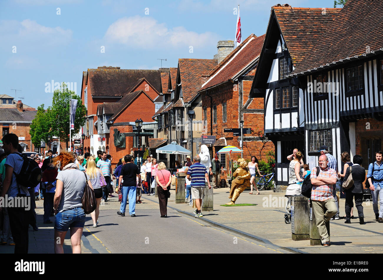 Les touristes le long de Henley Street (où est le lieu de naissance de Shakespeare), Stratford-Upon-Avon, England, UK. Banque D'Images