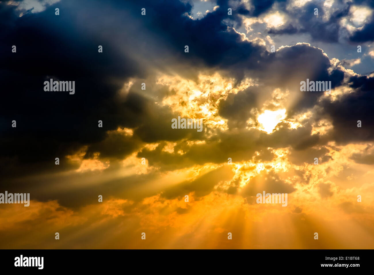 Sunbeam rayons à travers les nuages crépuscule ciel couleur bleu et orange fond dramatique Banque D'Images