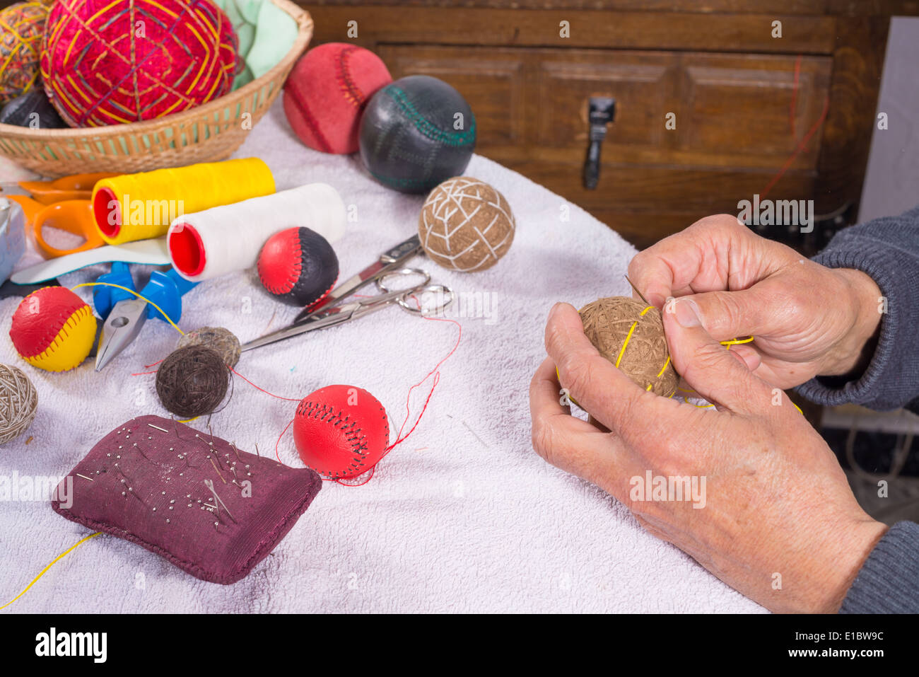 Les mains d'hommes traditionnels couture boules jai alai Banque D'Images