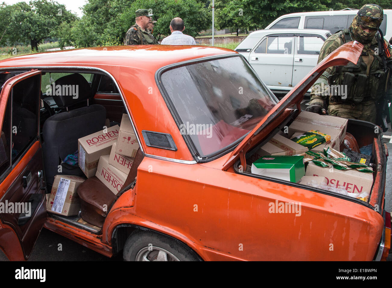 Donetsk, Ukraine. 29 mai, 2014. Pro-Russian seperatists vérifier une voiture que l'on soupçonne des biens pillés à Donetsk, Ukraine, 29 mai 2014. Photo : Jan A. Nicolas/dpa/Alamy Live News Banque D'Images