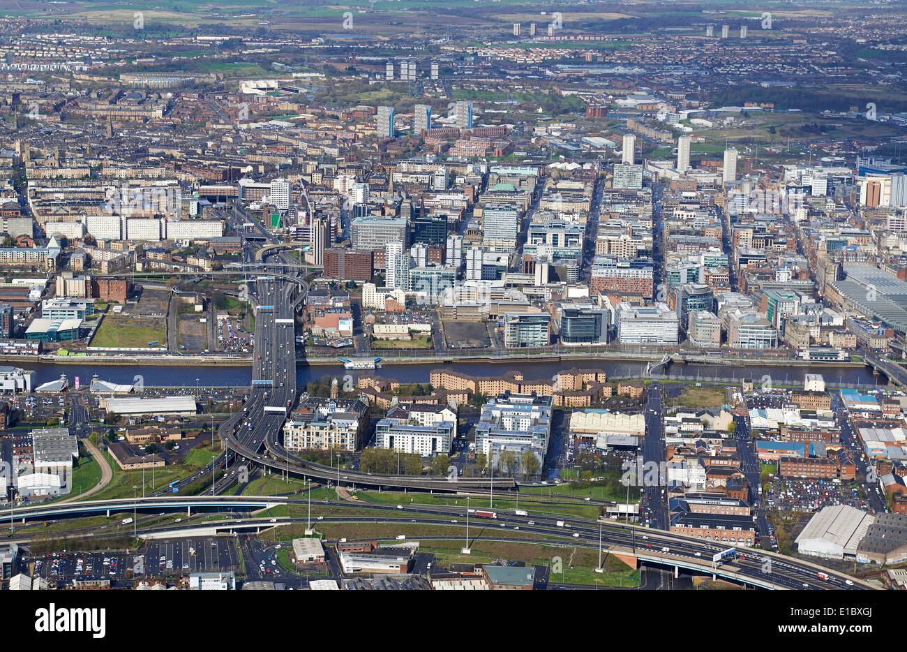 Le centre-ville de Glasgow à partir de l'air, le Centre de l'Écosse, au Royaume-Uni, du sud avec la rivière Clyde et Kingston Bridge avant-plan Banque D'Images